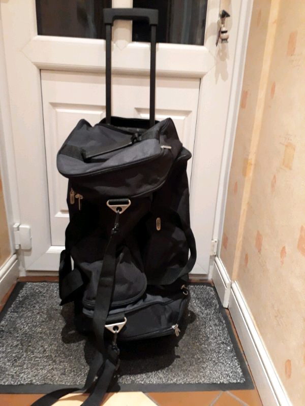 umbro large wheeled holdall